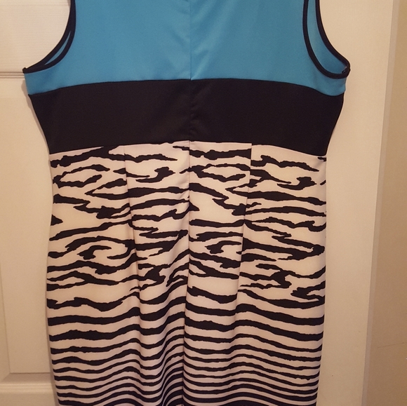 Dress - Picture 3 of 3